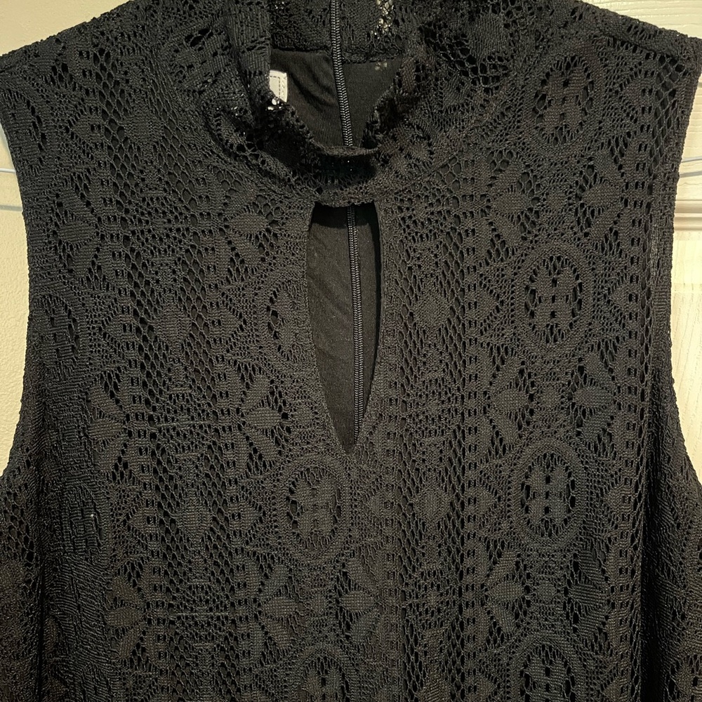 Black lace sleeveless dress